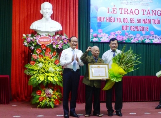 Phó Chủ tịch Thường trực HĐND TP Nguyễn Ngọc Tuấn trao huy hiệu Đảng tại huyện Thường Tín